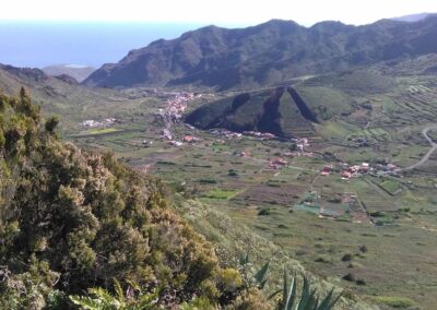 Valle del Palmar con su caserío, el volcán de La Zahorra y el volcán de Taco cerca del océano
